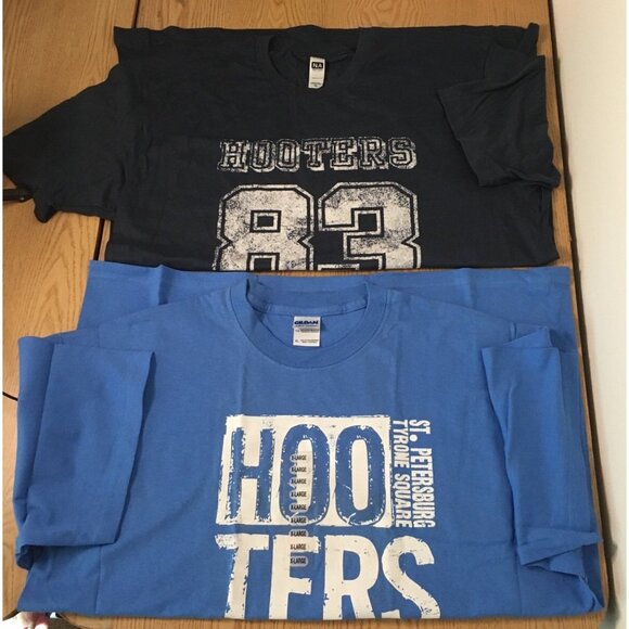 New Mens Hooters Bundle Of 2 Vintage Short Sleeve T-shirts from St Pete Size XL - Picture 1 of 6